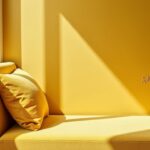 Quelles teintes harmoniser avec un canapé jaune moutarde pour une déco stylée ?
